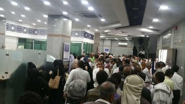 حكومة الشرعية تعلن البدأ بصرف رواتب المتقاعدين المدنيين في عموم محافظات الجمهورية