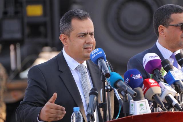 رئيس الوزراء يتابع احتواء ومعالجة آثار العمل الارهابي في عدن ويشدد على ضرورة رفع اليقظة الامنية حتى استئصال المشروع الايراني عبر وكلائهم الحوثيين