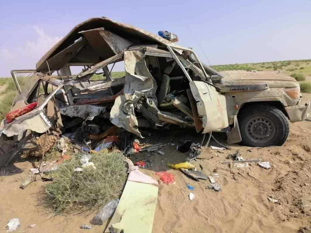 لغم حوثي ينفجر بسيارة اسعاف ويخلف قتلى وجرحى بالحديدة
