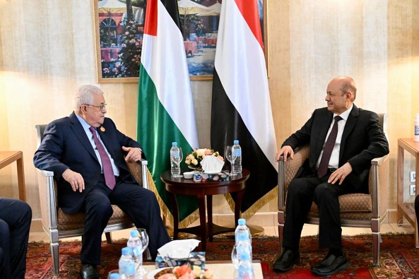 رئيس مجلس القيادة الرئاسي يستقبل الرئيس الفلسطيني للبحث في المستجدات الوطنية والاقليمية