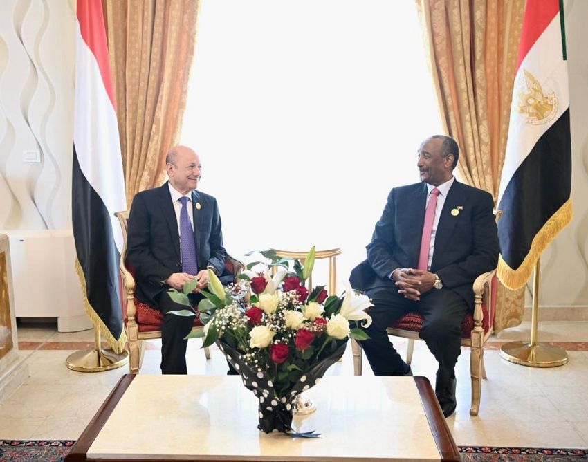 رئيس مجلس القيادة الرئاسي يبحث ورئيس مجلس السيادة السوداني العلاقات الثنائية