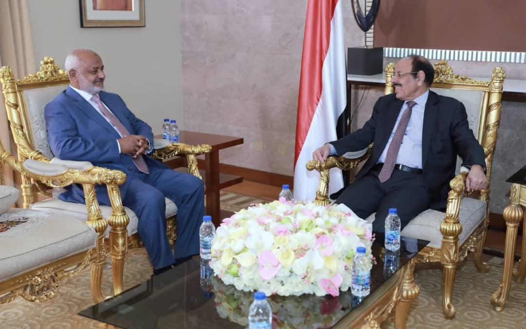 نائب رئيس الجمهورية يستمع من محافظ الحديدة إلى المستجدات بالمحافظة