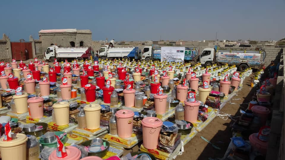 الندوة العالمية تدشن مشروع توزيع الاغاثة العاجلة لنازحي الحديدة