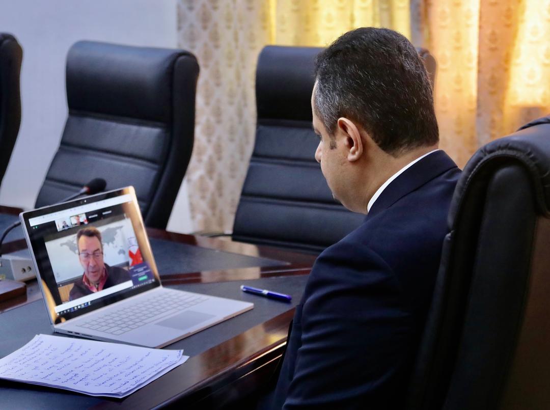 رئيس الوزراء يعبر عن التعازي للصليب الأحمر بمقتل عدد من موظفيه في الهجوم الإرهابي على مطار عدن