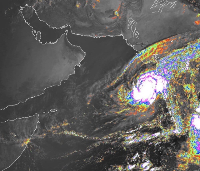 سقطرى| السلطة المحلية تحذر المواطنين من الاقتراب من السواحل والوديان ومجاري السيول