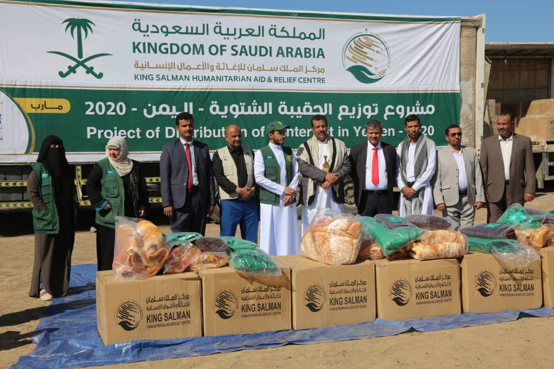 مفتاح والصيعري يدشنان توزيع 12 الف حقيبة شتوية للنازحين بمأرب