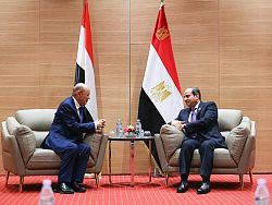 رئيس مجلس القيادة الرئاسي يبحث والرئيس المصري المستجدات اليمنية والعلاقات الثنائية