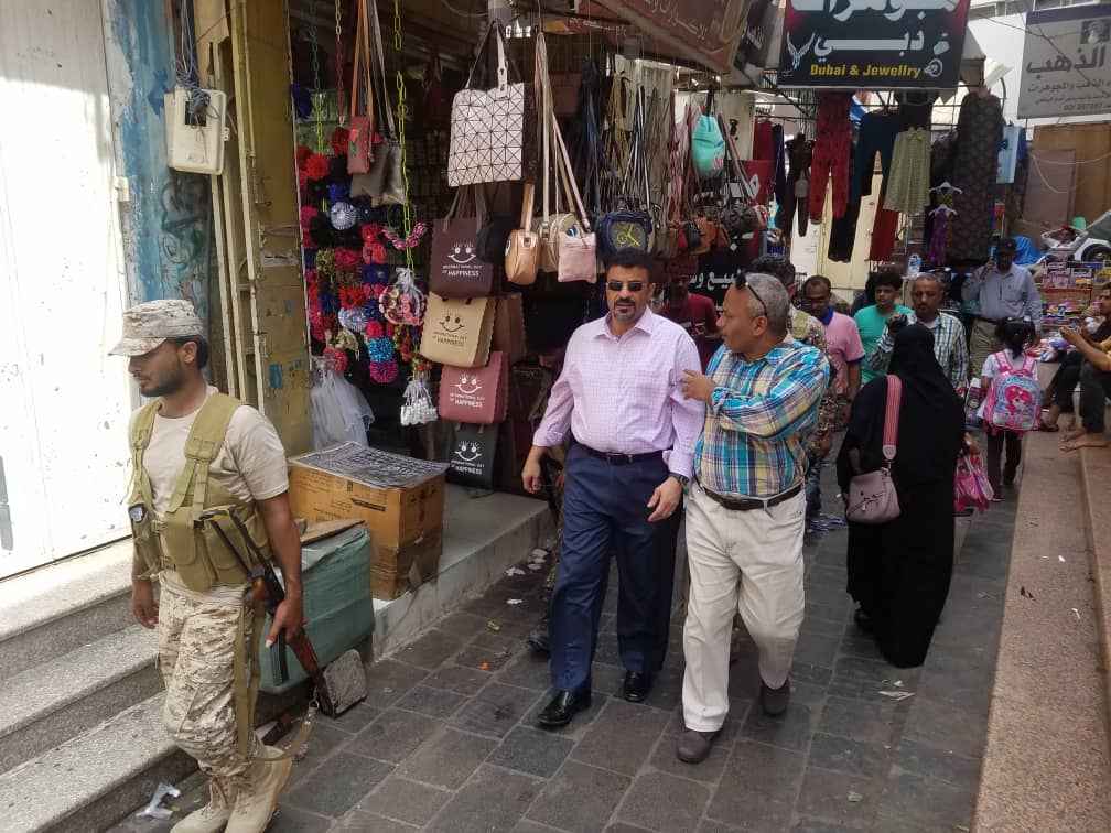 المحافظ أحمد سالمين ينفذ زيارة تفقدية لأسواق عدن القديمة ويتلمس احتياجات أهلها ومرتاديها