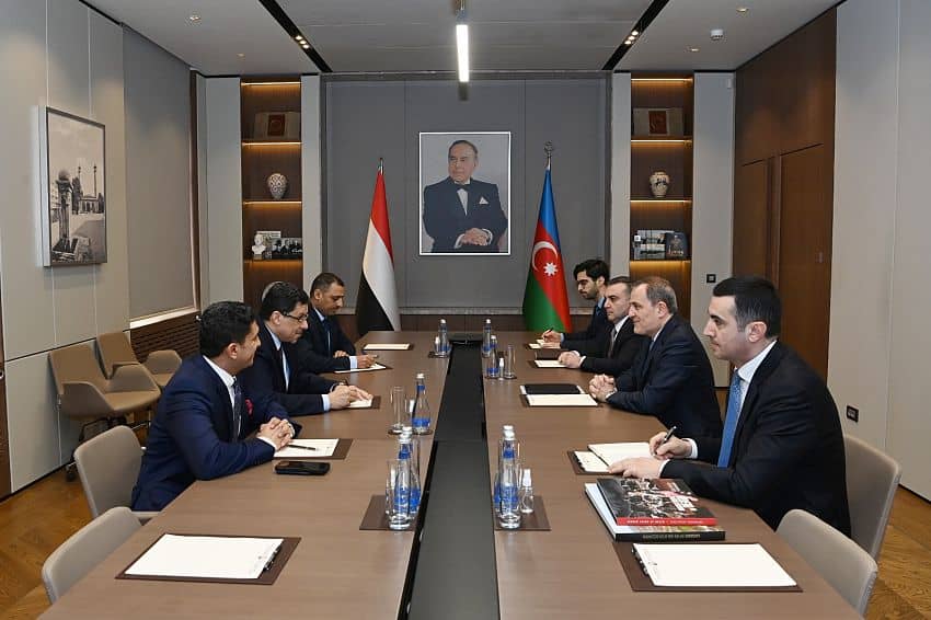 بن مبارك يلتقي وزير خارجية اذربيجان