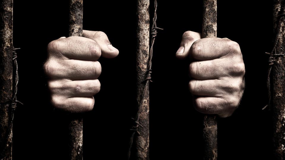 الحكومة اليمنية تفرج عن مئات المعتقلين.. تفاديا لكورونا