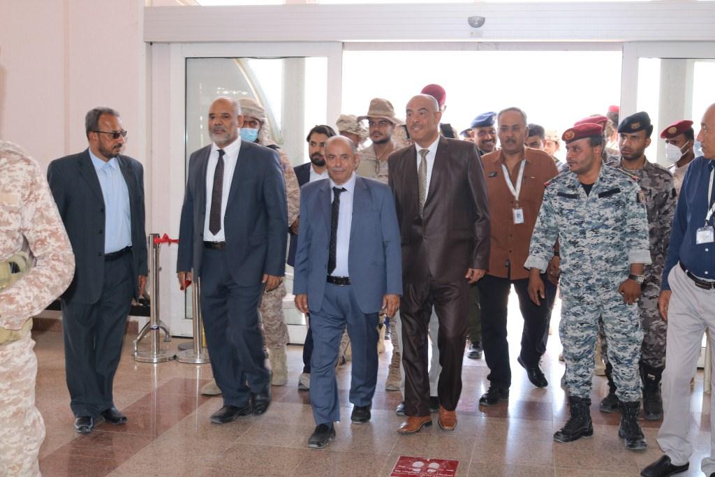 نائب رئيس الوزراء يشيد بجهود العاملين بمطار سيئون الدولي