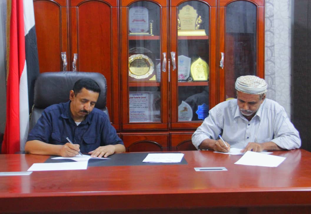 محافظ شبوة يوقع على عقدي عمل في مجال الطرق بالمحافظة