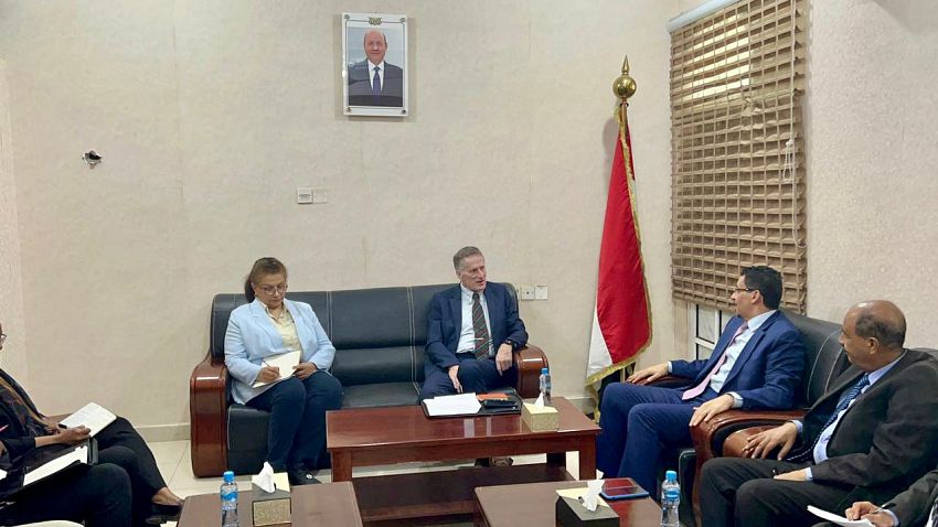 وزير الخارجية يلتقي رئيس لجنة تنسيق إعادة الانتشار في محافظة الحديدة (اونمها)