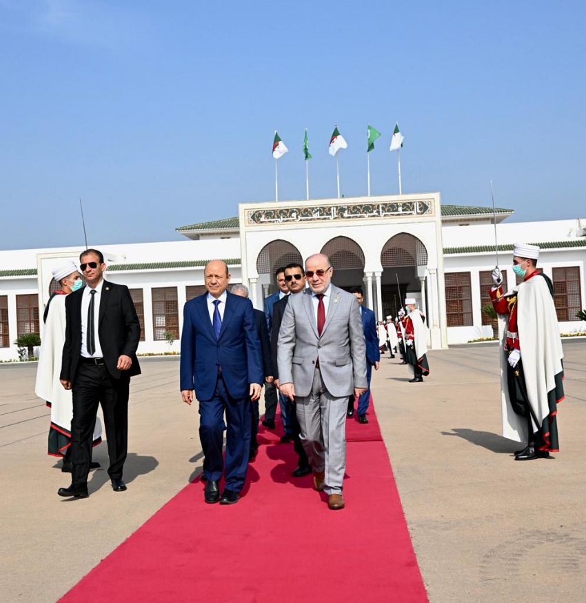 رئيس مجلس القيادة الرئاسي يغادر الجزائر بعد مشاركته في اعمال القمة العربية