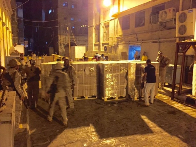 عاجـــل : شاهد بالصور لحظة وصول حاويات الاوراق النقدية إلى مبنى البنك المركزي بالعاصمة المؤقتة عدن