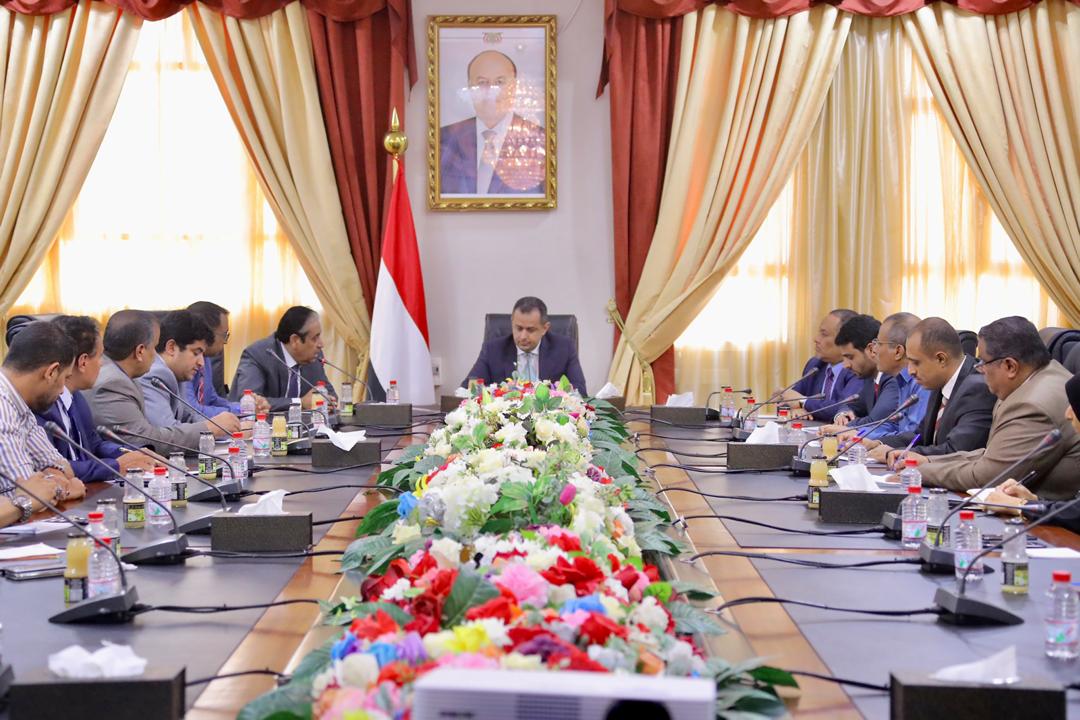 رئيس الوزراء د.معين عبدالملك يؤكد ان اجراءات الحكومة والبنك المركزي اثبتت فاعليتهافي دعم قيمة العملة المحلية