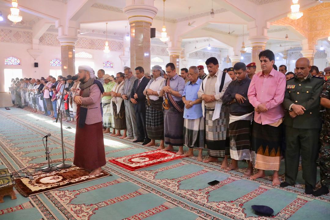 رئيس الوزراء د.معين عبدالملك يؤدي صلاة عيد الفطر المبارك مع جموع المصلين في العاصمة المؤقتة عدن