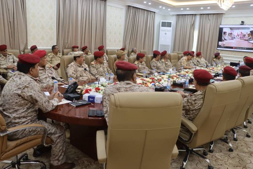وزير الدفاع يعقد اجتماعاً موسعاً لقيادات الوزارة لتقييم العام التدريبي والقتالي