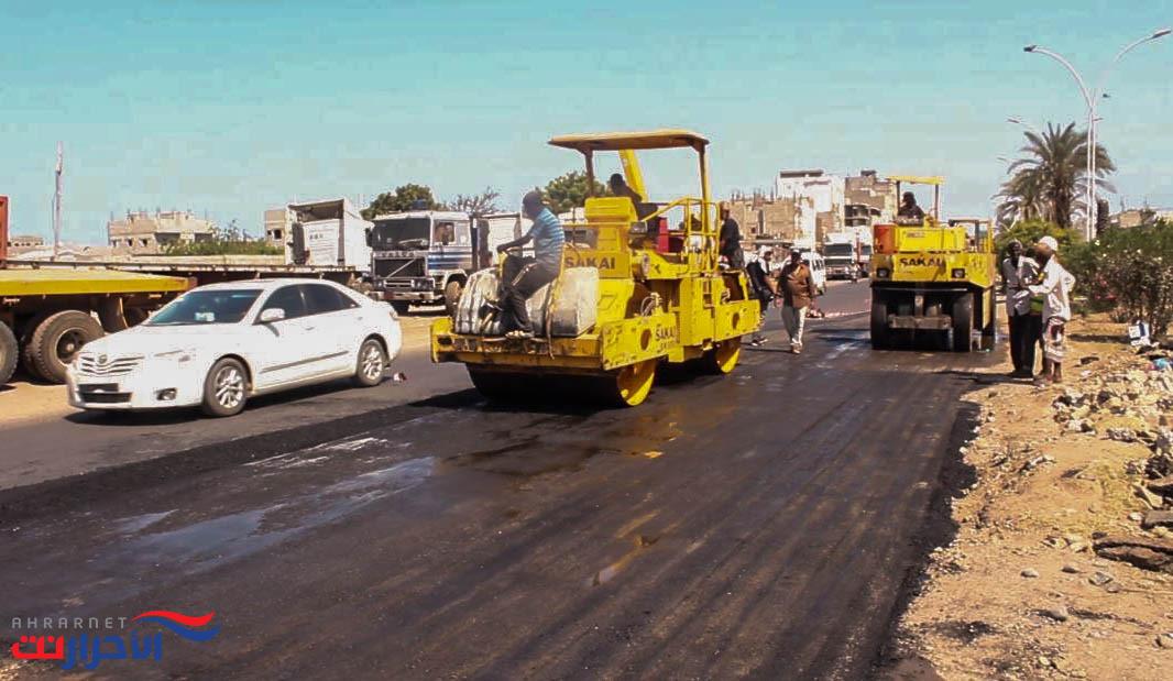 تنفيذا لتوجيهات رئيس الوزراء وبتكلفة إجمالية بلغت 392 الف دولار : تدشين مشروع سفلتة طريق جولة عبدالقوي وجولة 22 مايو في عدن