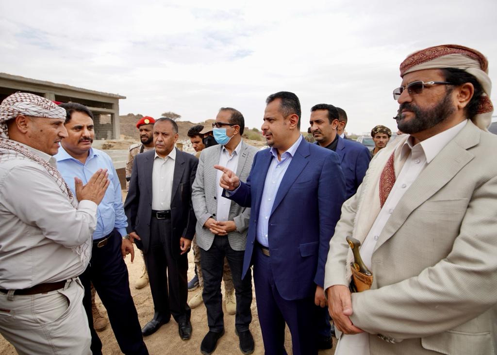 رئيس الوزراء يزور مشروع المحطة التحويلية في مأرب