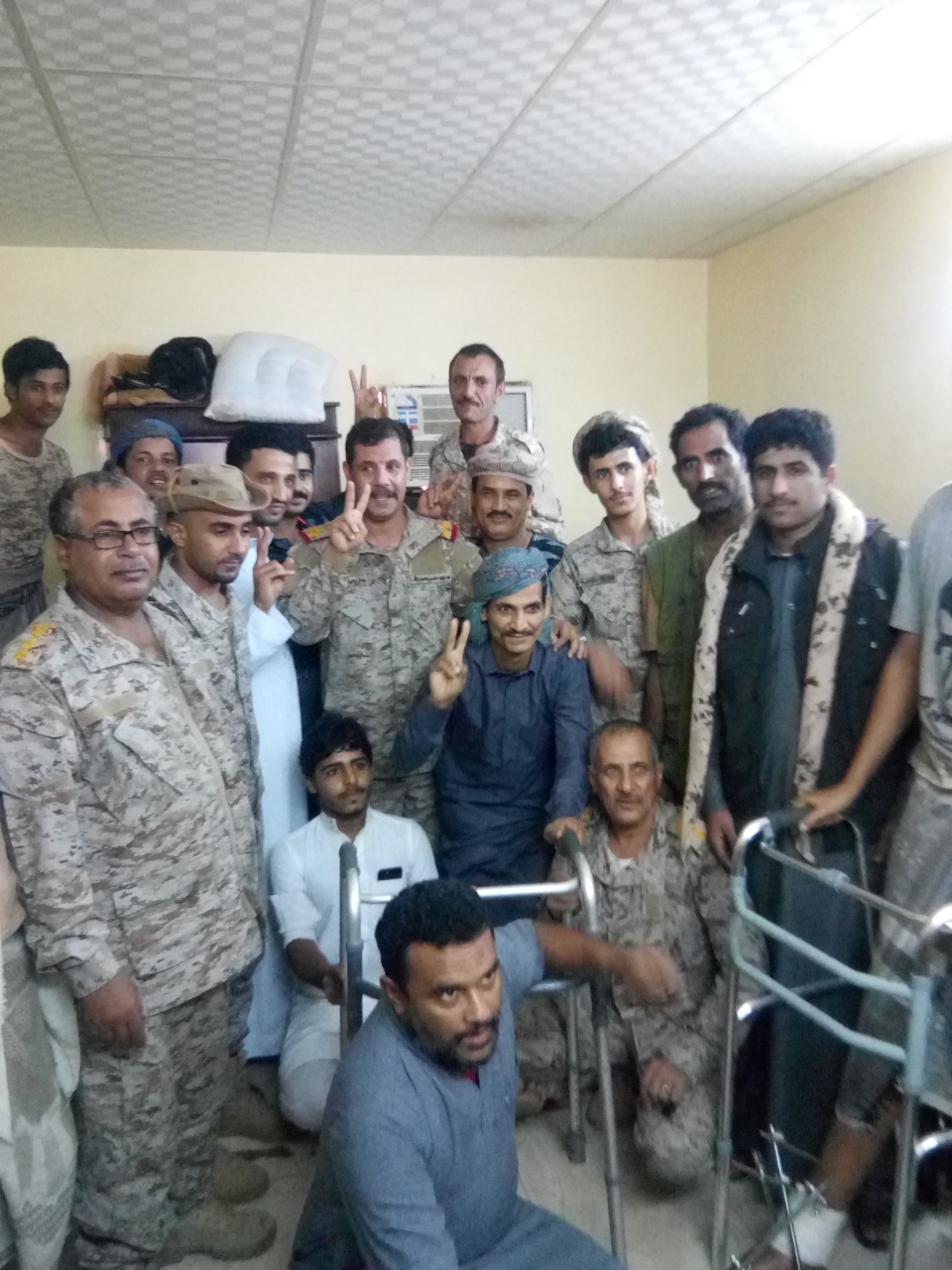 التحالف يعايد جرحى الجيش الوطني ويوزع لحوم وهدايا العيد على الجنود في الجبهات