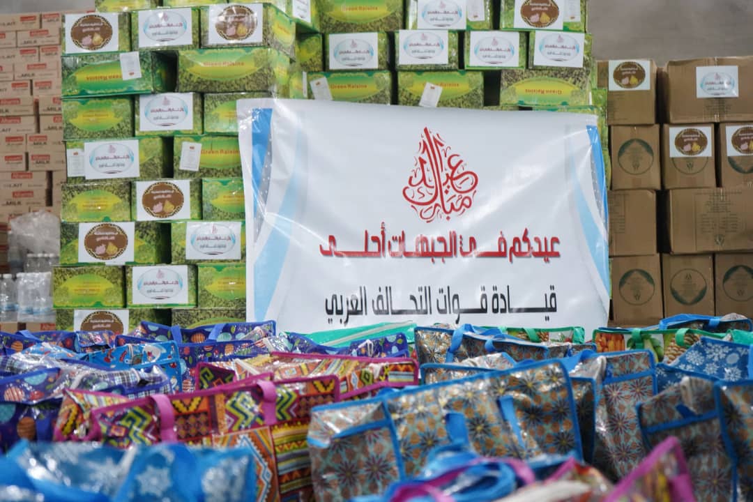 في الوقت الذي يموت فيه اسرى الشرعية لدى المليشيات تحت وطأة التعذيب .. التحالف يعايد اسرى الحوثيين ويقدم لهم هدايا العيد .. (صور)