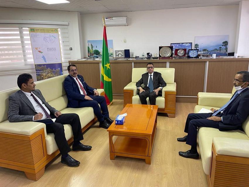 السفير العرادة يبحث مع وزير النفط الموريتاني تطورات اليمن وملف صافر