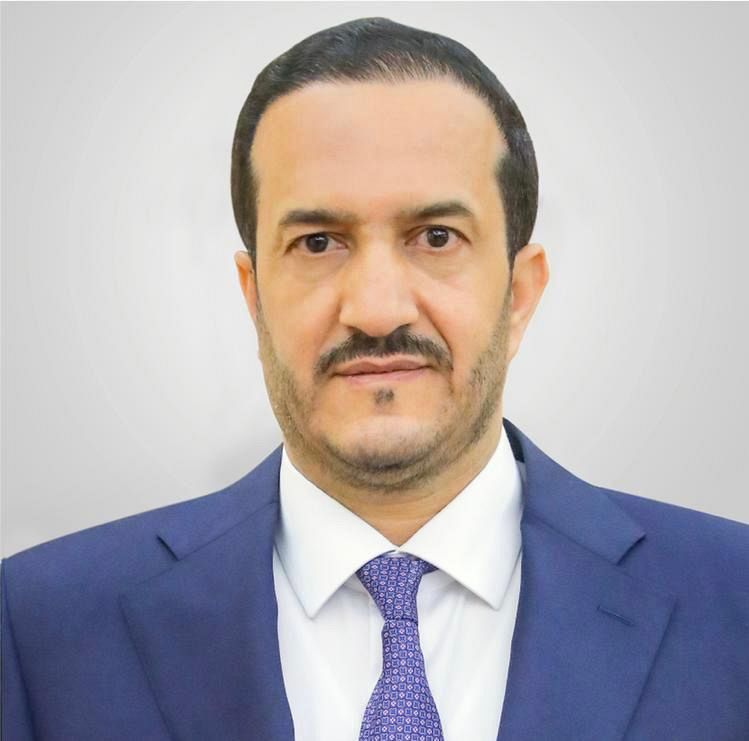 عضو مجلس القيادة الرئاسي عثمان مجلي يطمئن على الشيخ صادق الاحمر