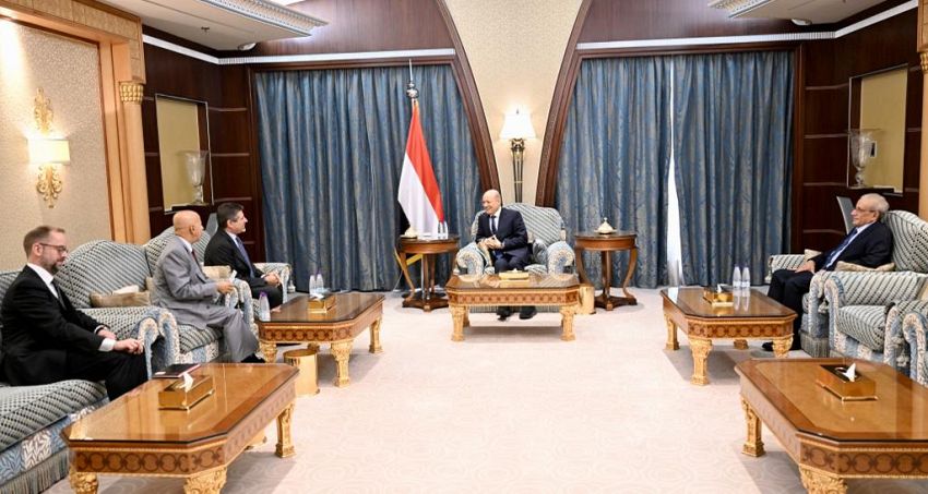 رئيس مجلس القيادة يستقبل السفير الاميركي للبحث في العلاقات الثنائية ومستجدات الوضع اليمني