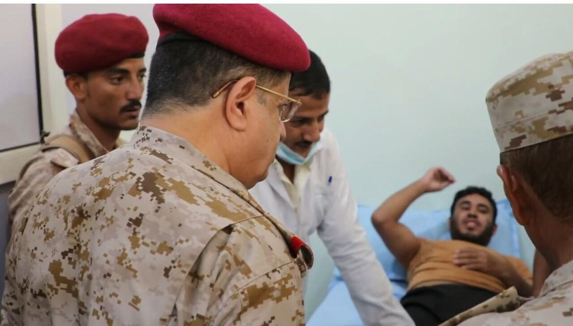 وزير الدفاع يتفقد مركز العلاج الطبيعي ويطّلع على الخدمات الطبية المقدمة لجرحى الجيش الوطني