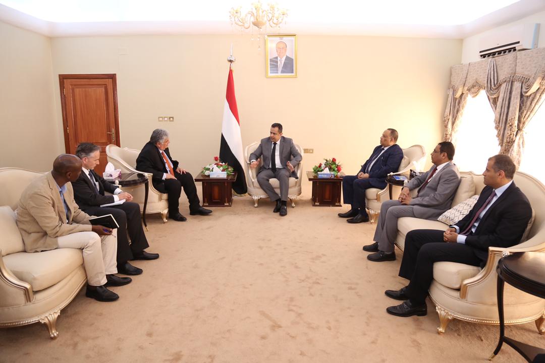 رئيس الوزراء يؤكد حرص الحكومة على تخفيف معاناة المواطنين في مناطق سيطرة للانقلابيين الحوثيين