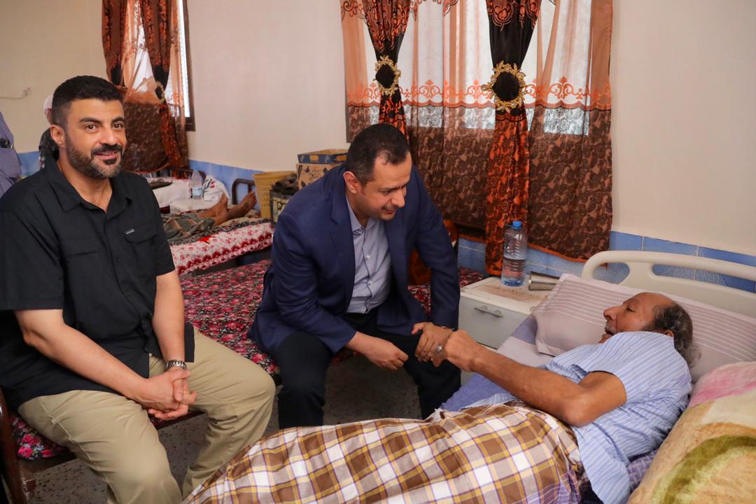 عدن| رئيس الوزراء يزور دار المسنين ويوجه برفع موازنته وتوفير احتياجاته