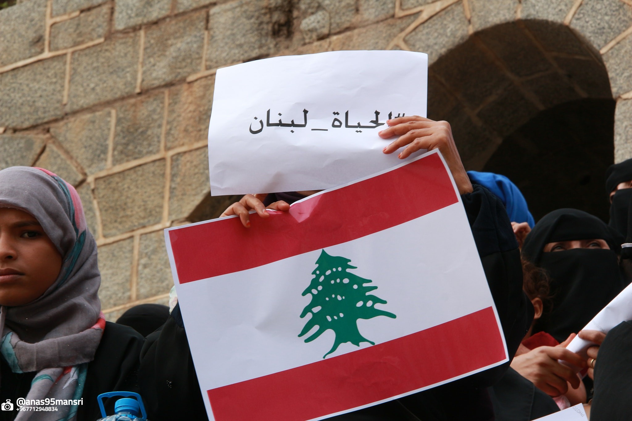 قلوبنا معكم.. تعز تعبر عن تضامنها مع لبنان (صور)