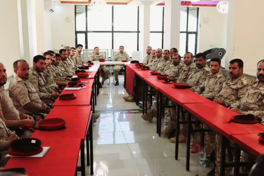 قائد المنطقة العسكرية السادسة يعقد اجتماعاً بقادة اللواء الأول حرس حدود