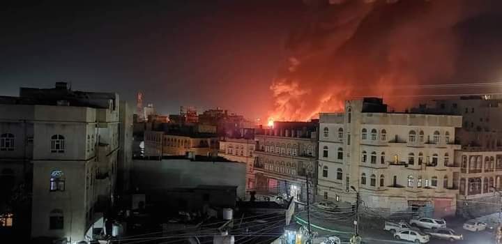 عاجل: صور مباشرة الان من صنعاء..  النيران تضيء سماء المدينة وتحول ليلها الى نهار 