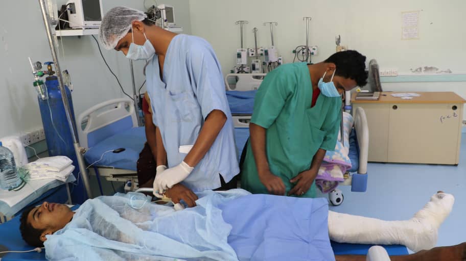 بالصور.. قيادي حوثي بارز يقع اسيراً في قبضة اللواء الأول تهامة 