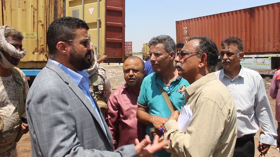 محافظ عدن يوجه صندوق النظافة بالاستفادة من شحنة المنظفات في حملات الرش والتعقيم للمؤسسات والشوارع