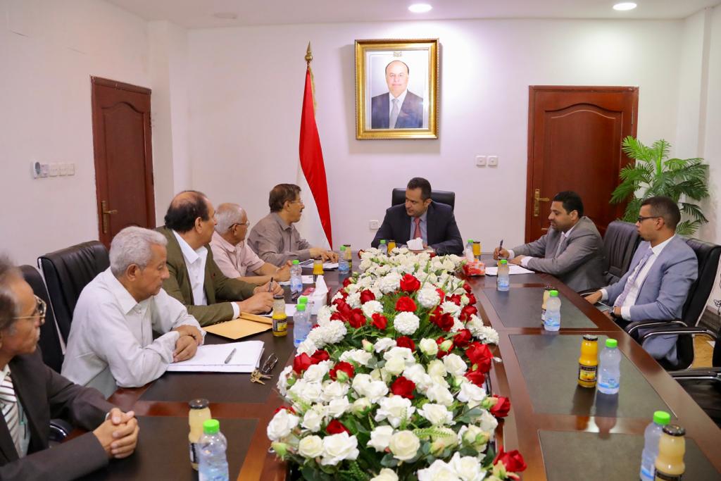 عدن| رئيس مجلس الوزراء يناقش مع اللجنة البرلمانية معالجة أضرار المنخفض الجوي بعدن وأبين ولحج