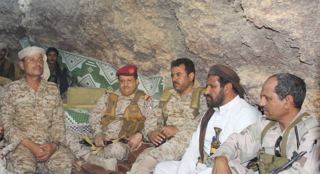 وزير الدفاع يتفقد الخطوط الأمامية في جبهات صرواح مأرب ويؤكد العزم على تحرير صنعاء وكل تراب الوطن
