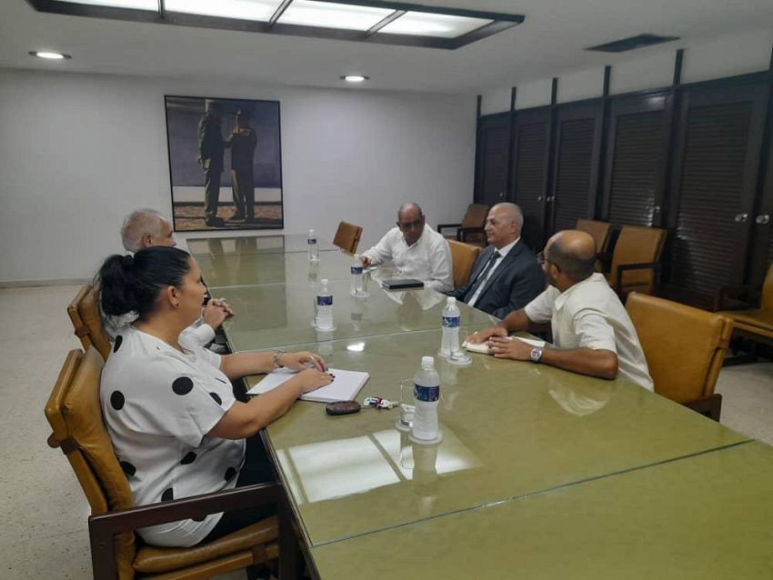 وزير المياه يلتقي مسؤول العلاقات الدولية باللجنة المركزية للحزب الشيوعي الكوبي
