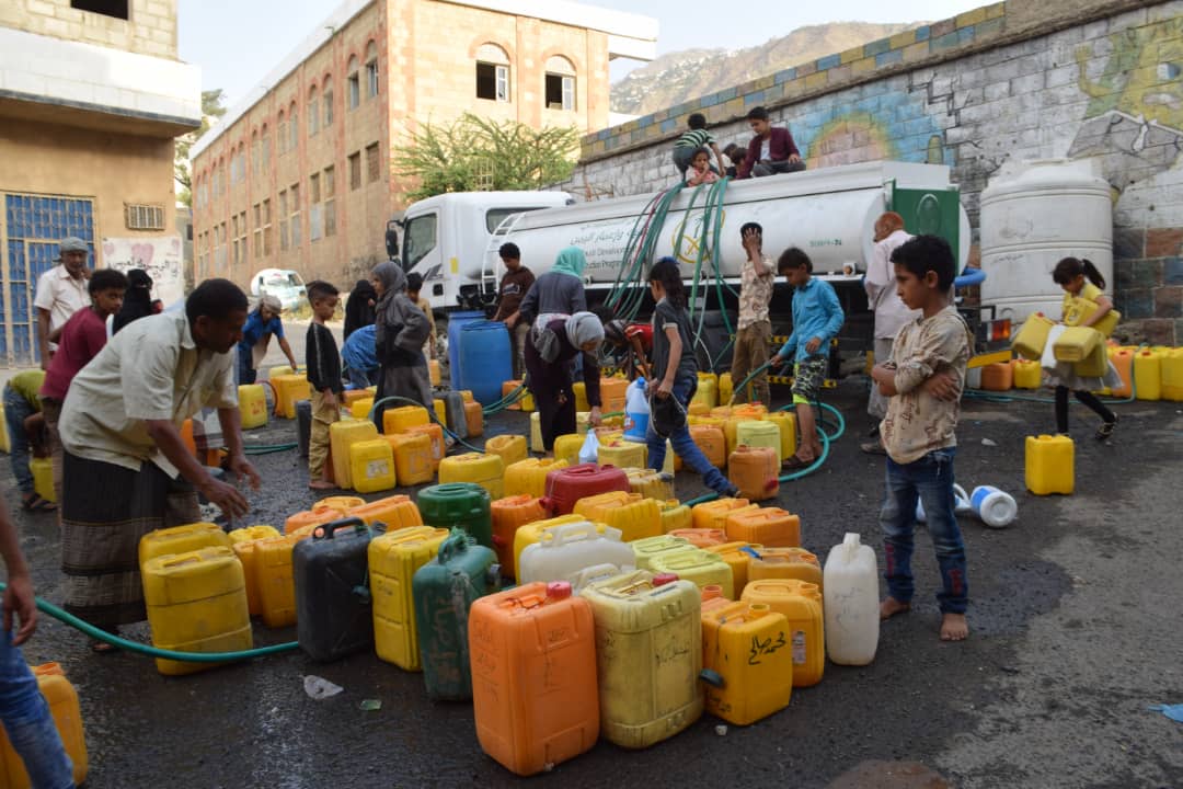 خلال الشهر الأول من تدشين العمل بها :  : أكثر من 8 ألف اسرة في مدينة تعز استفادت من صهاريج المياه المقدمة من البرنامج السعودي لتنمية واعمار اليمن