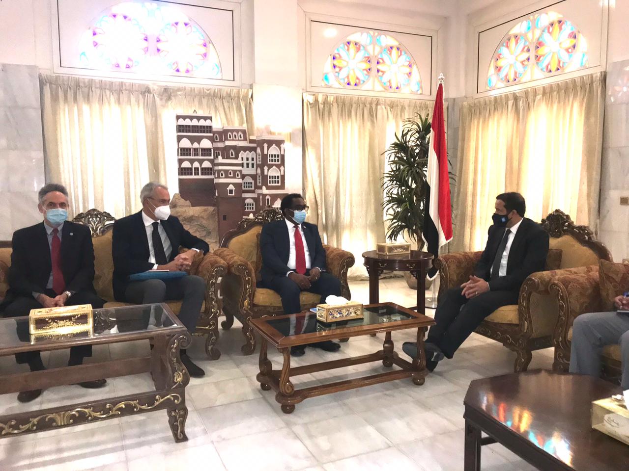 وزير الزراعة يبحث مع مدير الطوارئ بـ (الفاو) دعماً لمكافحة الجراد