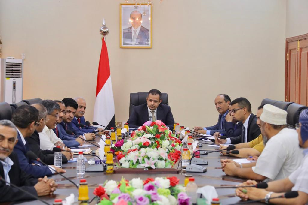 رئيس الوزراء د.معين عبدالملك يطمئن المواطنين والقطاع المصرفي والتجار بتحسن الوضع الاقتصادي