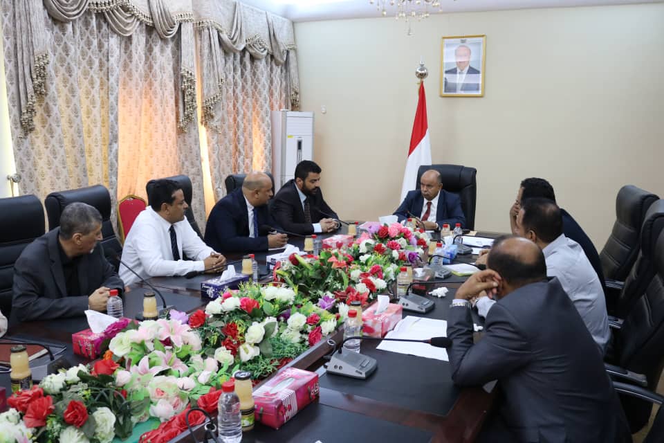 الخنبشي يتراس اجتماعاً موسعاً لوزارة الاشغال وصندوق صيانة الطرق والهيئة العامة للنقل البري