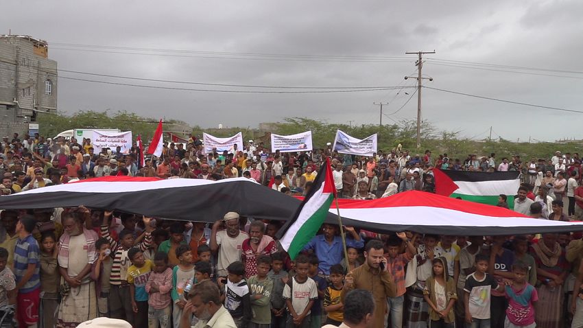 ابناء الحديدة وتعز يحتشدون للتنديد بإرهاب المليشيات الحوثية في البحر والبر وإغراق السفينة "روبيمار"