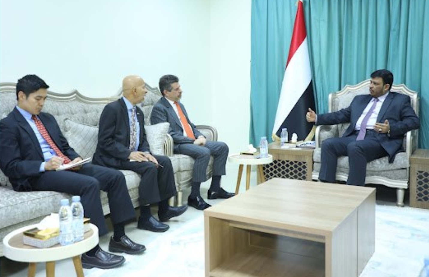 رئيس مجلس القيادة يشدّد على ضرورة ممارسة مزيداً من الضغوط على مليشيات الحوثي للاستجابة لنداء السلام