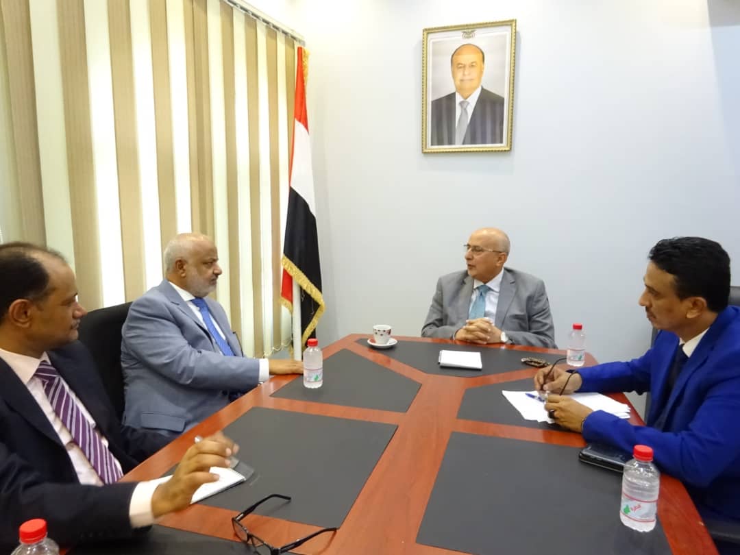 الوزير فتح يلتقي محافظ الحديدة الحسن طاهر ويؤكد دعم السلطات المحلية للمحافظة