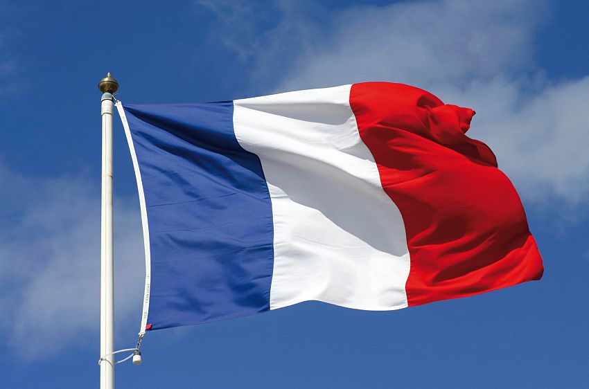 فرنسا تشيد بقرار الرئيس العليمي بتسهيل دخول ناقلات النفط إلى ميناء ‎الحديدة