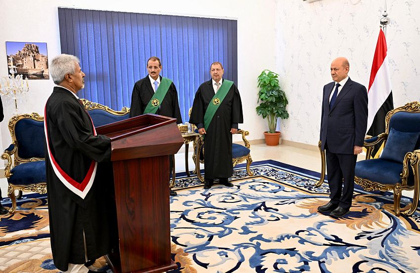 محامي عام النيابات العسكرية يؤدي اليمين القانونية امام رئيس مجلس القيادة الرئاسي