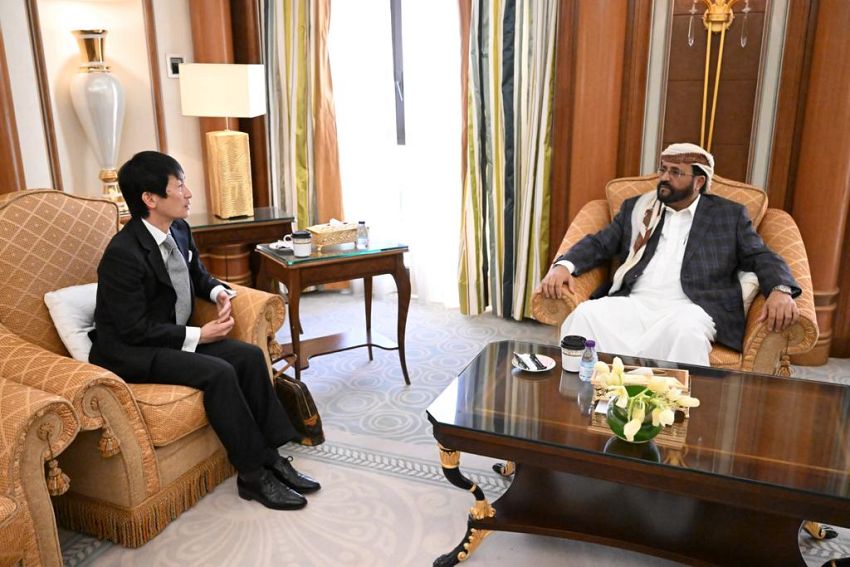 عضو مجلس القيادة الرئاسي العرادة يلتقي القائم بأعمال السفير الياباني في اليمن